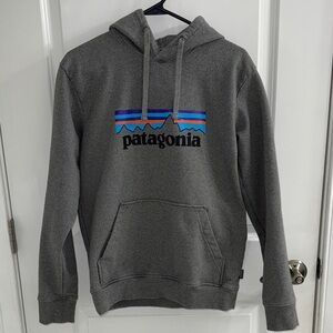 Patagonia P-6 Logo Uprisal Hoodie Mens Small Regular Fit Heather Gray Pullover
